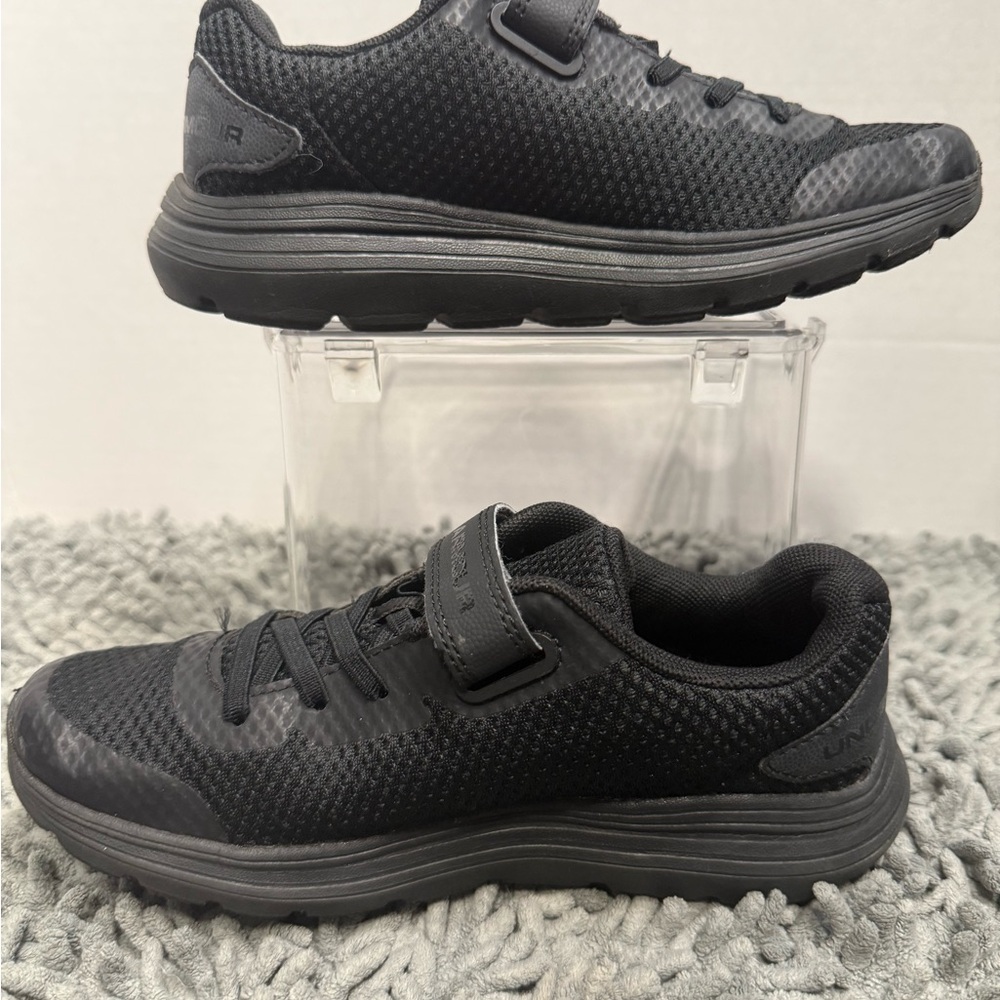 Under Armour UA PS Surge 2 Boy’s Size 1.5 Black Red Sneakers Athletic Shoes EUC - Picture 3 of 7